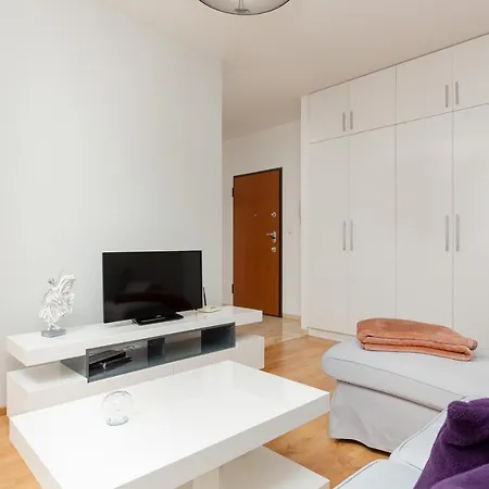 Apartament Na Woli Sowińskiego by Renters-3