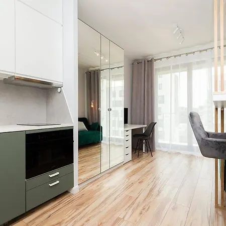 Easy & Comfortable, With Balcony, Very Close To The Center-2