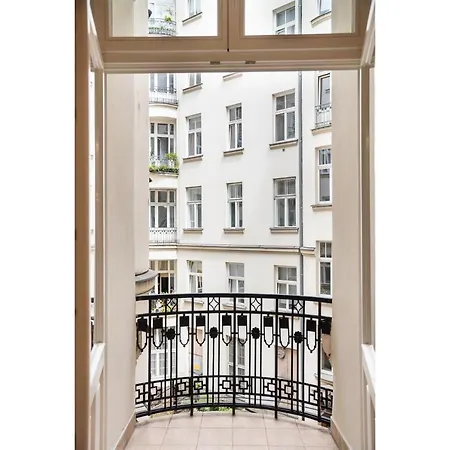 Premium Warsaw Center Studio By Bookinghost-3