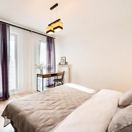 Praga Delightful Apartment By Bookinghost-3