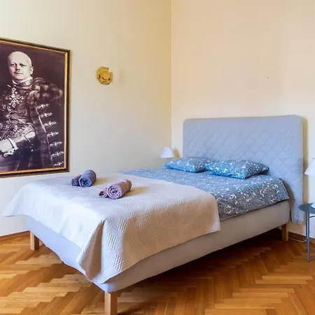 Apartament luster i obrazów-3