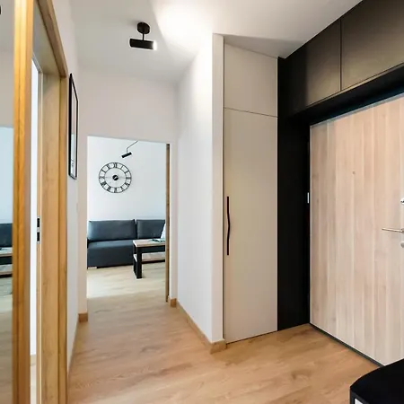 Wola Skwer Sunny Apartment By Bookinghost-3