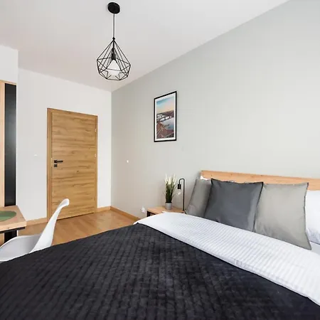 Wola Skwer Sunny Apartment By Bookinghost-2