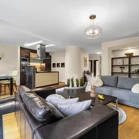 90M2 Prestige Suite - Parking & Jacuzzi & Aircon By Rentujemy-3