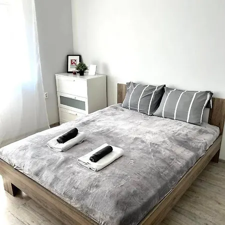 Apartment Solidarności, Metro, Wi-Fi, TV, YouTube - by HIK Apartments-2