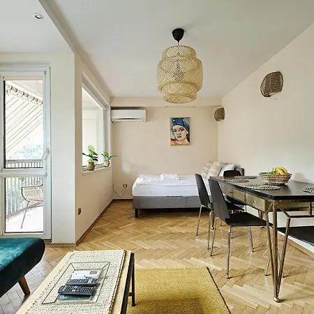 2Br Apt Balcony Tamka 17 AC-3