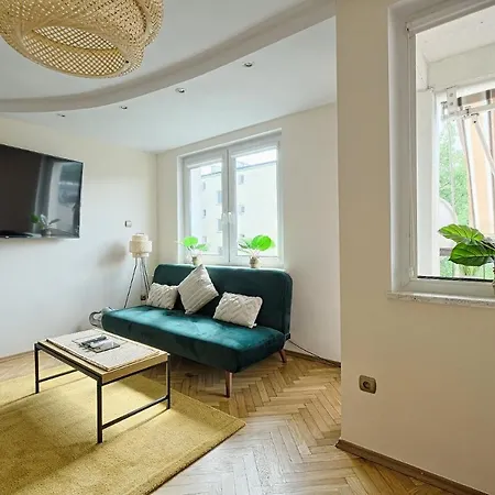 2Br Apt Balcony Tamka 17 AC-2