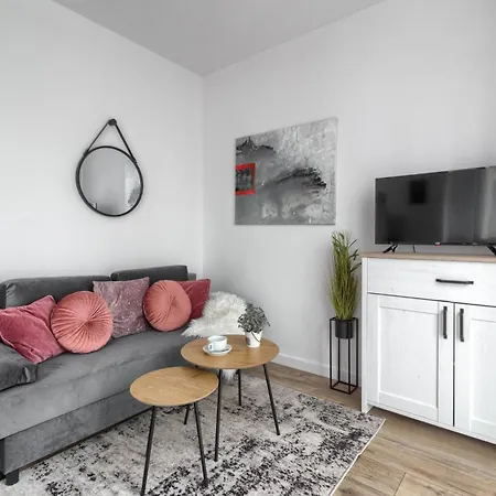 M&R Apartament Airport&Business Wynalazek - Fast Wi-Fi - Underground Garage - Self Check-In - Netflix - 6 Min From Chopin Airport-2