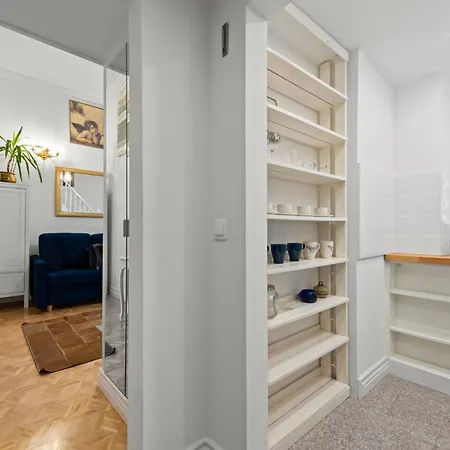 Beautiful Flat. Great Location.-2