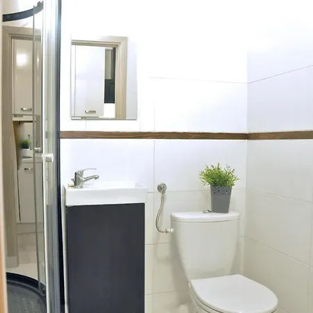Nice And Comfy Studio Close To Old Town And Metro.-3