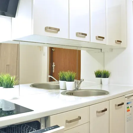 Nice And Comfy Studio Close To Old Town And Metro.-2