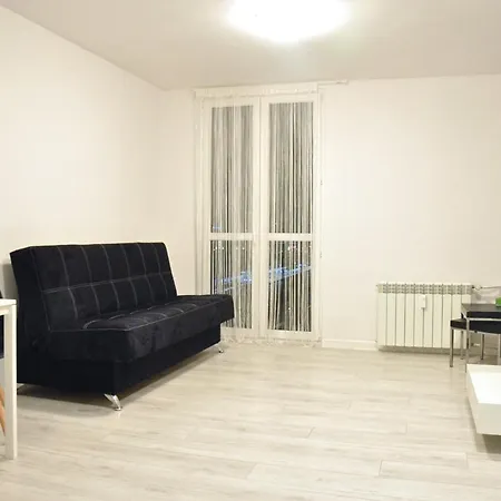 Nice And Comfy Studio Close To Old Town And Metro.-3