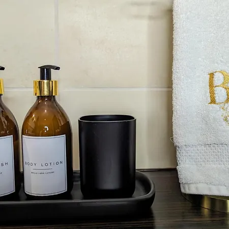 Bella Luna Luxury Suites - Chic Residence in Historic Square-2