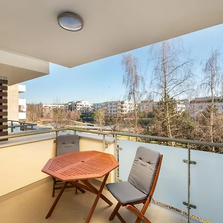 Wyględowska 2-Bedroom Apartment by BookingHost-3