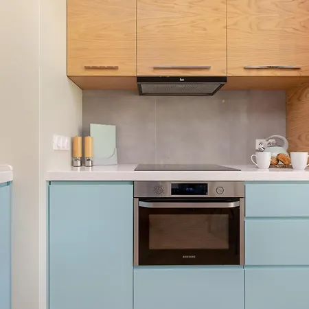 Bright Blue Apartment With Balcony, Parking And Air Conditioning In Warsaw By Noclegi Renters-2