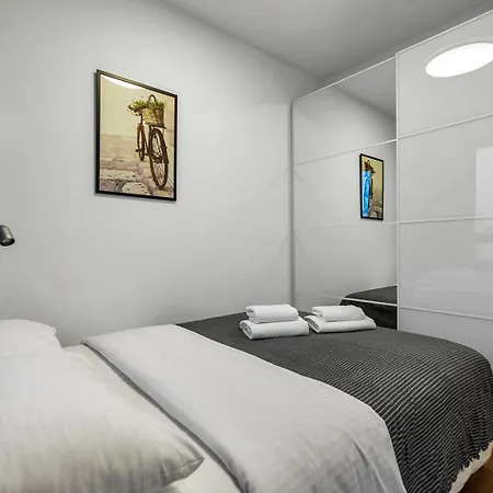 Metro Wierzbno Cosy Apartment by BookingHost-2