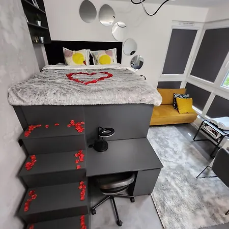 WARSZAWA CENTRAL HOUSE - Studios in Warsaw with Private Jacuzzi, full access to Sauna, Gym&Billards - Studia z prywatnym Jacuzzi oraz dostępem do sauny, siłowni i bilarda-2
