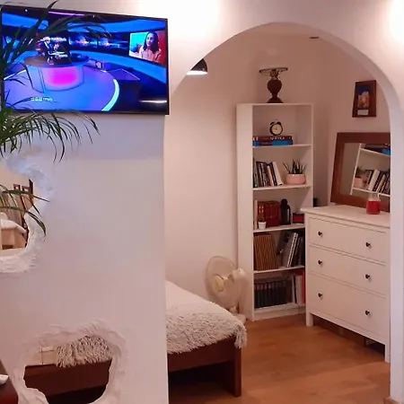A Beautiful Two-Room Art-Apartment With A Large Bathtub Smart Tv 100 Channel Netflix Very Fast Internet 600Mbs1Gbs For 1-3 Guests-2