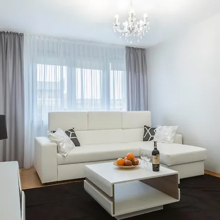 Comfy Flat In The City Center. Great View.-2