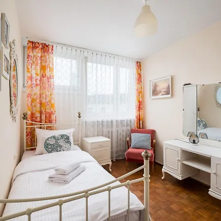 Old Town 3-Bedroom Apartment By Bookinghost-2