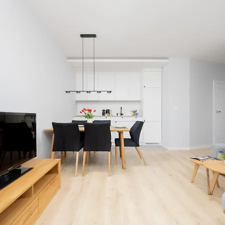 Stacja Wola Nowoczesny Apartament z Balkonem i Parkingiem Warszawa by Noclegi Renters-3