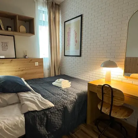 A2 - Prince Room - Warsaw City Haven - Shared Bathrooms - Self Check-In-3