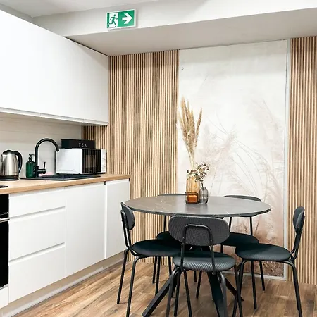 A3 - Queen Double Room - Warsaw City Haven - Shared Bathrooms - Self Check-In-3