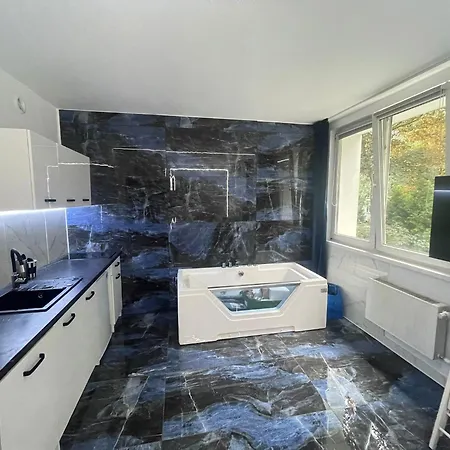 YOURAPART Karmelicka z Jacuzzi-3