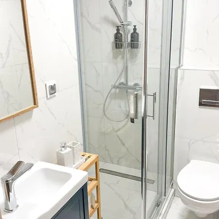 A2 - Prince Room - Warsaw City Haven - Shared Bathrooms - Self Check-In-2