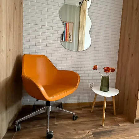 A3 - Queen Double Room - Warsaw City Haven - Shared Bathrooms - Self Check-In-3