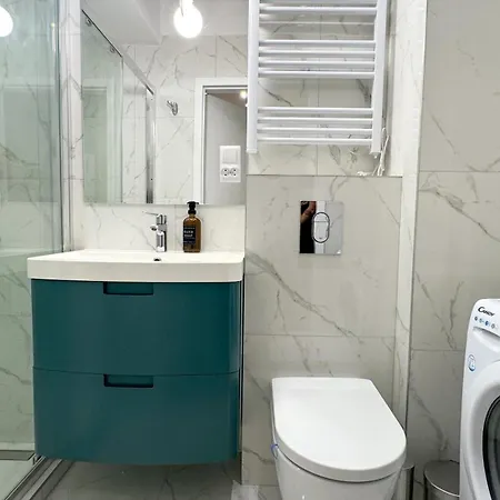 B2 - Noble Room - Warsaw City Haven - Shared Bathroom-2