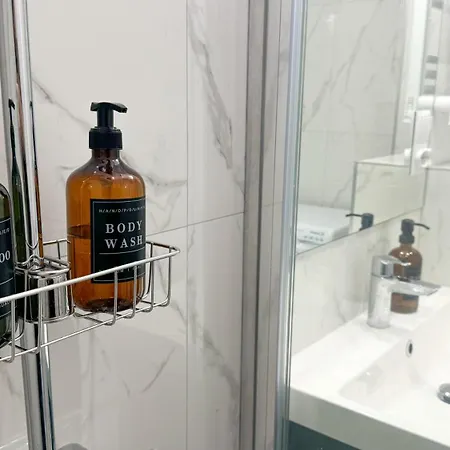 B1 - Duke Room - Warsaw City Haven - Shared Bathroom-3