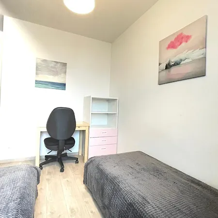 Superior Komputerowa, 4 Rooms, 3 Bedrooms, Airport-City Train, Metro! 24H Reception!-2