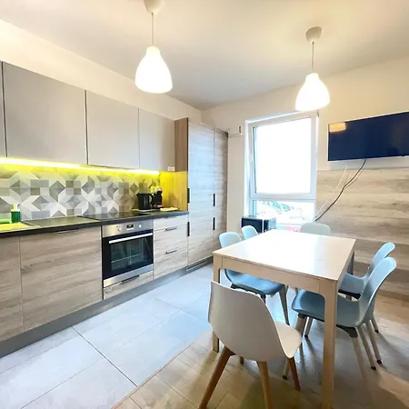 Superior Komputerowa, 4 Rooms, 3 Bedrooms, Airport-City Train, Metro! 24H Reception!-3