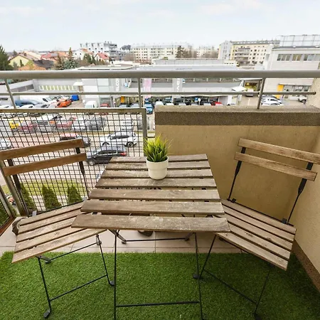 Stylowy Apartament dla 6 Osób z Parkingiem by Noclegi Renters-2