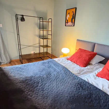 Orange Studio With Balcony - Free Parking And Self Check-In-2
