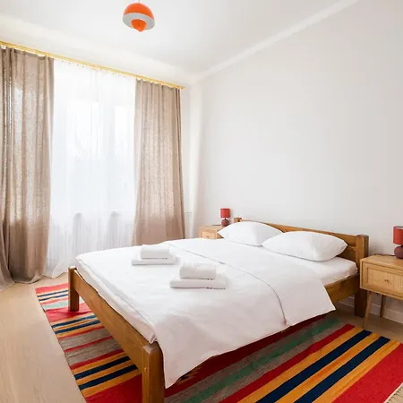 Metro Mlynow Colourful Apartment By Bookinghost-2