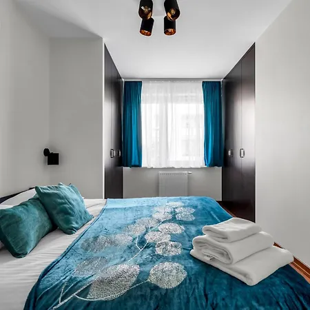 Sapphire Sky Deluxe Apartment By Bookinghost-3