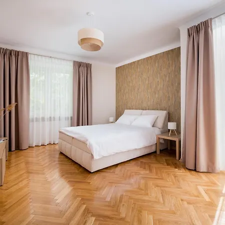Saxon Garden Spacious Apartment By Bookinghost-3
