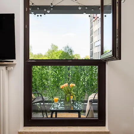 Urban Gem With Private Parking, Relaxing Balcony At Metro Station, Only 10 Min To City Centre-3
