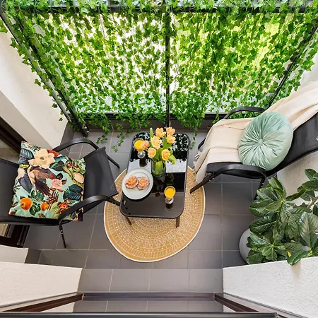 Urban Gem With Private Parking, Relaxing Balcony At Metro Station, Only 10 Min To City Centre-2
