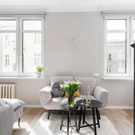 Green Courtyard Studio In Pre-War Tenement House 1 Km To Central Station, Easy Trip To Chopin Airport-3
