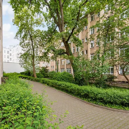 Green Courtyard Studio In Pre-War Tenement House 1 Km To Central Station, Easy Trip To Chopin Airport-2