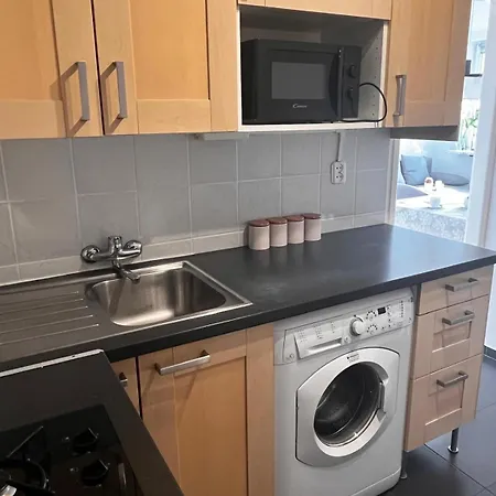 Bright&cozy 34m apartment near metro M2&tram-3