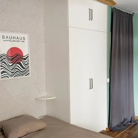 A1 - Kings Big Room - Warsaw City Haven - Shared Bathrooms - Self Check-In-2