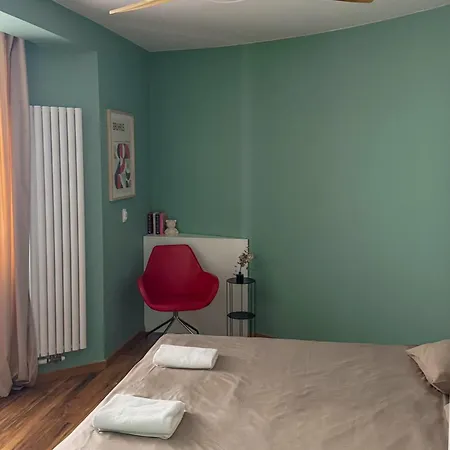 A1 - Kings Big Room - Warsaw City Haven - Shared Bathrooms - Self Check-In-2