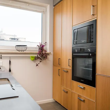 Las Brodnowski Urban Jungle Apartment By Bookinghost-2