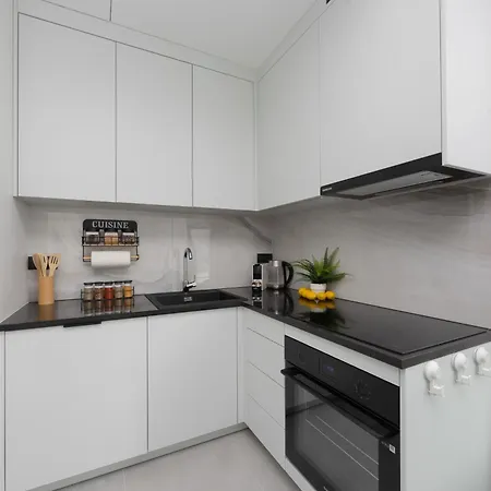 Towarowa Tower Apartment With Parking & Ac By Renters Prestige-2