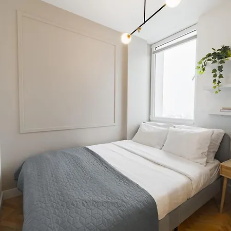Central Apartment With Balcony And Views, Old Town, Metro-3