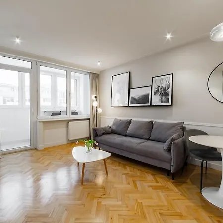 Central Apartment With Balcony And Views, Old Town, Metro-2